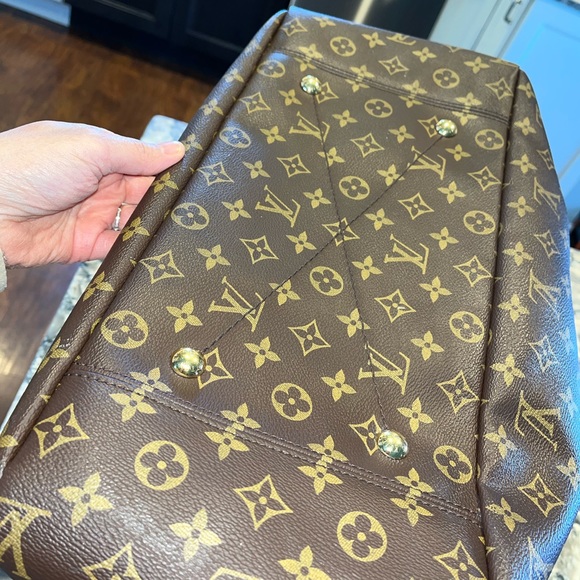 The Artsy MM embodies understated bohemian style. Louis Vuitton's - Picture 5 of 13